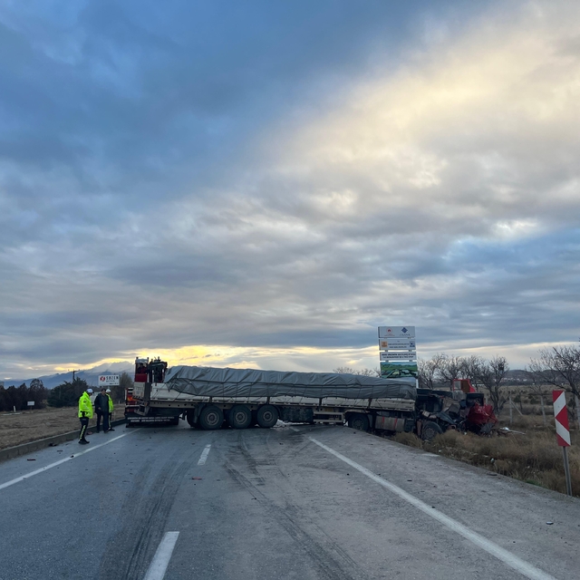 Konya'da tır ile kamyonun çarpıştığı kazada 2 kişi yaralandı