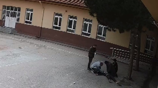 Öğretmen, kalp masajıyla öğrencisini hayata döndürdü