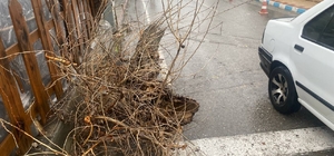 Gercüş'te fırtına etkili oldu