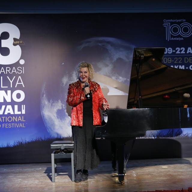Piyanist Gülsin Onay Antalya'da resital verdi, söyleşiye katıldı