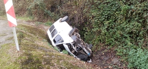 Trabzon'da minibüsün şarampole devrildiği kazada sürücü yaralandı