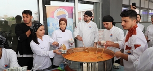 Sinop'ta üniversite öğrencilerine keşkek ikram edildi