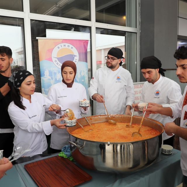 Sinop'ta üniversite öğrencilerine keşkek ikram edildi