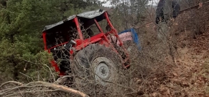 Yeşilyurt ilçesinde devrilen traktörün sürücüsü yaralandı