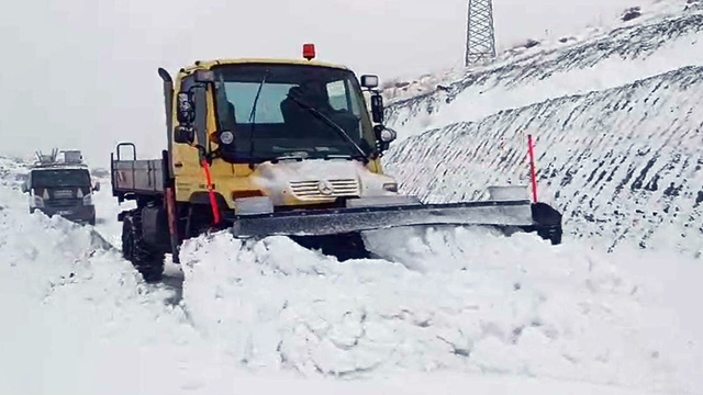 Siirt'te karda mahsur kalan yolcu minibüsü kurtarıldı
