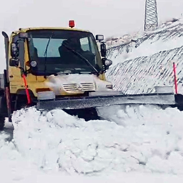 Siirt'te karda mahsur kalan yolcu minibüsü kurtarıldı