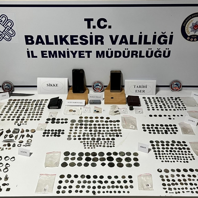 Balıkesir'de durdurulan araçta 720 parça tarihi eser ele geçirildi