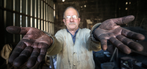 Baba yadigarı mesleğinde 45 yıldır demire şekil veriyor