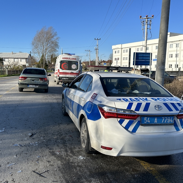 Sakarya'da iki otomobil çarpıştı babaanne ve torunu yaralandı