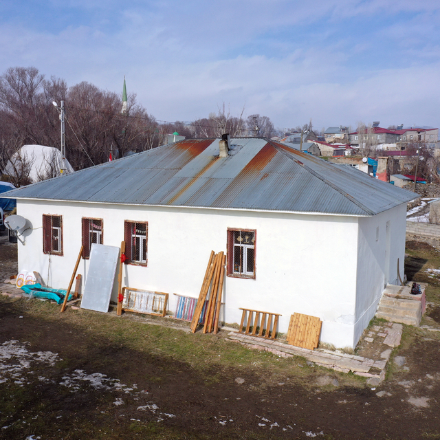 İstanbul'daki öğretmen ve öğrenciler Ağrı'da köy okulunu hediyelerle donatt...