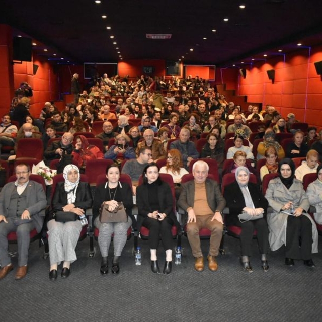 Finike'de tiyatro oyunu sahnelendi