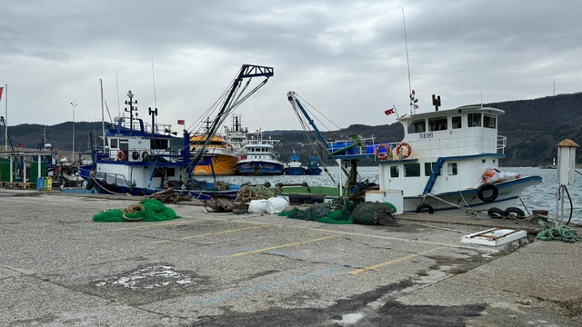 Amasra'da fırtına; balıkçı tekneleri ile destek gemileri limana çekildi