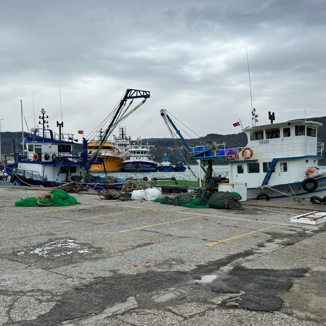 Amasra'da fırtına; balıkçı tekneleri ile destek gemileri limana çekildi