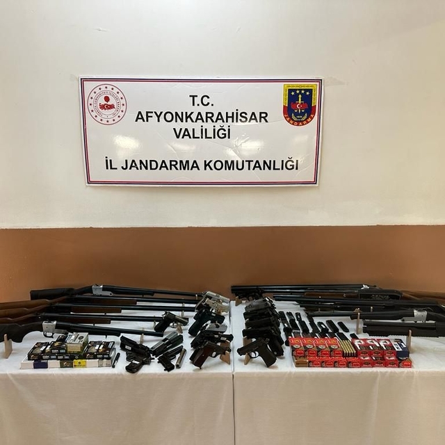 Afyonkarahisar'da silah kaçakçılığı operasyonunda 5 şüpheli yakalandı