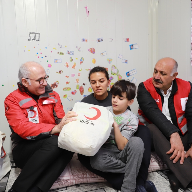 Türk Kızılay, Doğanşehir'de depremzedelere yardım paketleri dağıttı