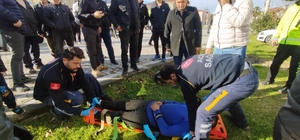 Sakarya'da motosiklete çarpmamak için manevra yaparken devrilen otomobilin sürücüsü yaralandı