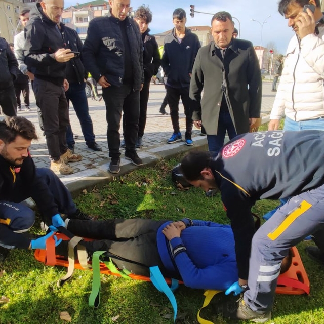 Sakarya'da motosiklete çarpmamak için manevra yaparken devrilen otomobilin...