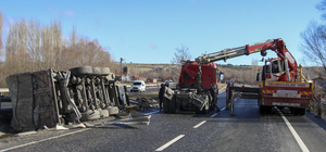 Uşak'ta devrilen tırın sürücüsü hayatını kaybetti