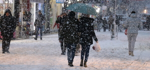 Kars'ı Iğdır ile Ardahan'a bağlayan kara yolları kar ve tipi nedeniyle tır...