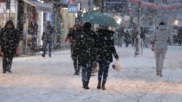 Kars'ı Iğdır ile Ardahan'a bağlayan kara yolları kar ve tipi nedeniyle tır trafiğine kapatıldı