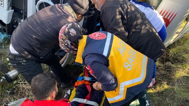 Osmaniye'de devrilen tırda sıkışan sürücüyü itfaiye kurtardı