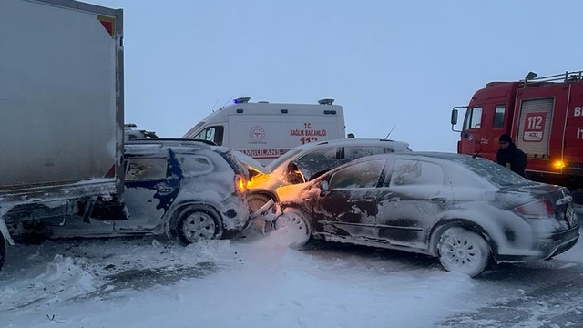 Iğdır'a ilk kar yağdı, Ardahan beyaza büründü, Kars'ta yollar kapandı