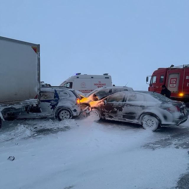 Iğdır'a ilk kar yağdı, Ardahan beyaza büründü, Kars'ta yollar kapandı