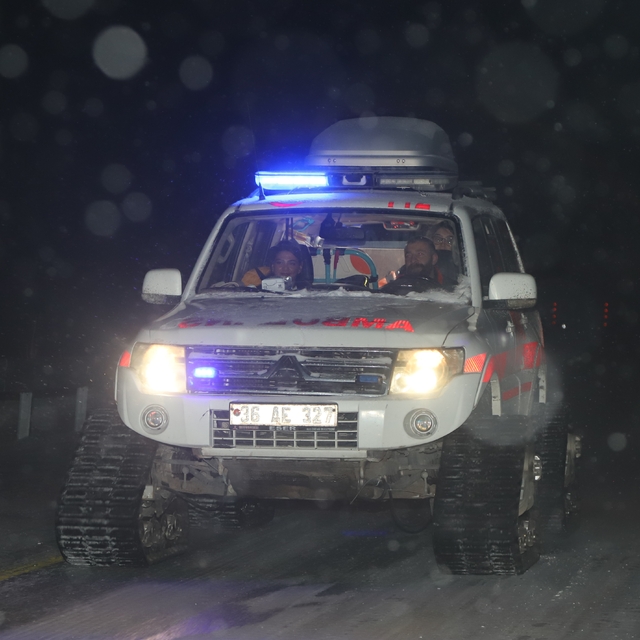 Kars'ta kaynar suyla yanan çocuk paletli ambulansla hastaneye ulaştırıldı