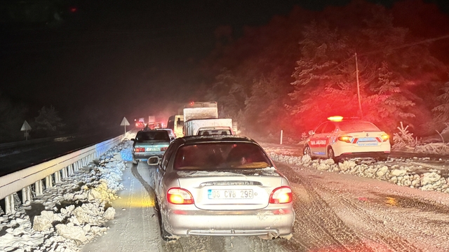 Kastamonu'da kar yağışı nedeniyle araçlar yolda kaldı