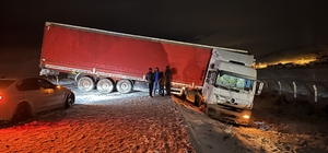 Van'da etkili olan kar yağışı, ulaşımda aksamalara neden oldu
