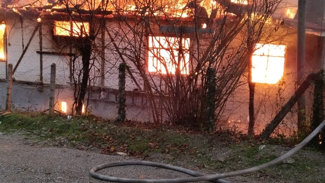 Bartın'da ev, samanlık ve ahır alev alev yandı