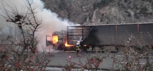 Adana'da seyir halindeyken alev alan tırda hasar oluştu