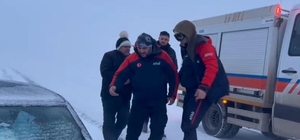 Kars'ta kar ve tipi nedeniyle biri kaybolan, diğerleri mahsur kalan 27 kişiyi ekipler kurtardı