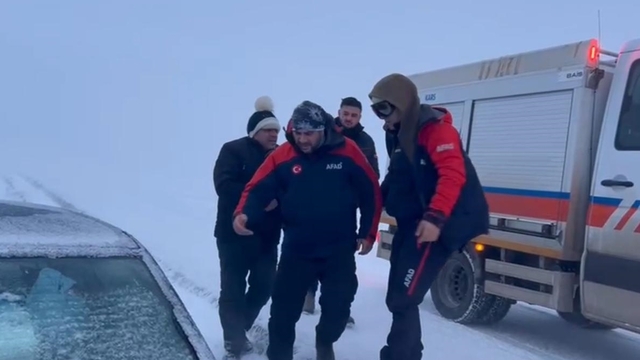 Kars'ta kar ve tipi nedeniyle biri kaybolan, diğerleri mahsur kalan 27 kişiyi ekipler kurtardı