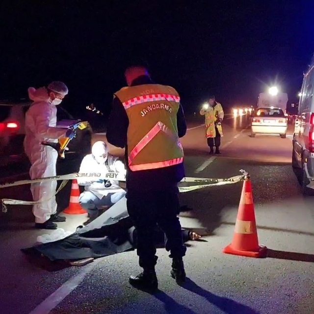 Yolun karşısına geçmek isterken otomobilin çarpmasıyla öldü