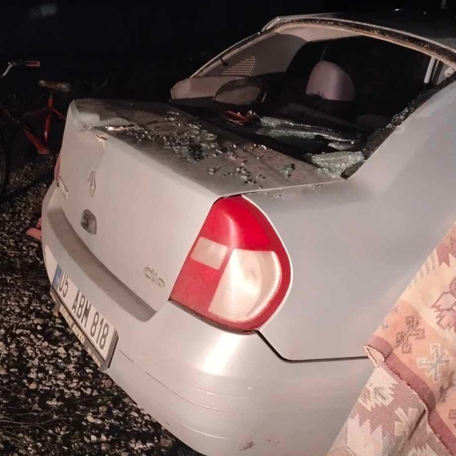 Çorum'da rüzgarın etkisiyle bir deponun çatısı uçtu