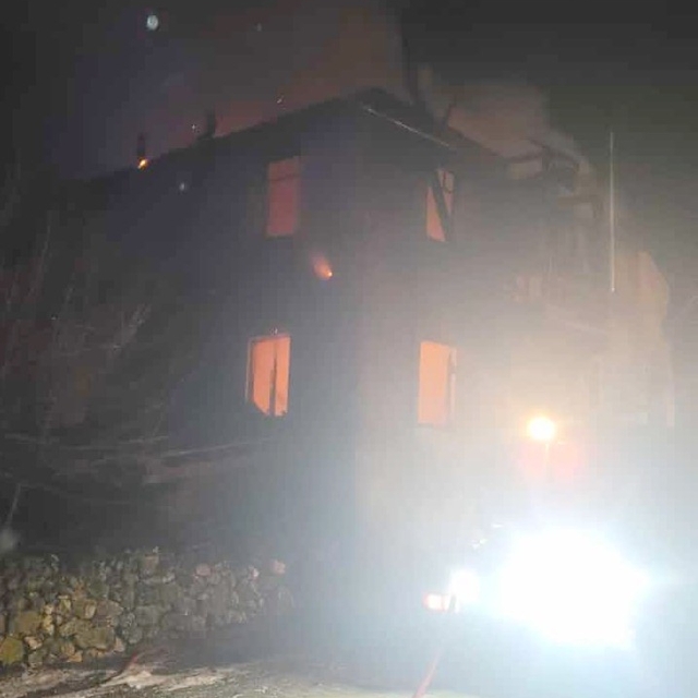 Çorum´da 3 katlı ahşap ev yandı: 1 ölü