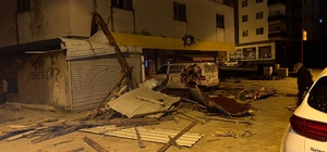 Rize'de fırtına; çatı uçtu, pencere camları kırıldı