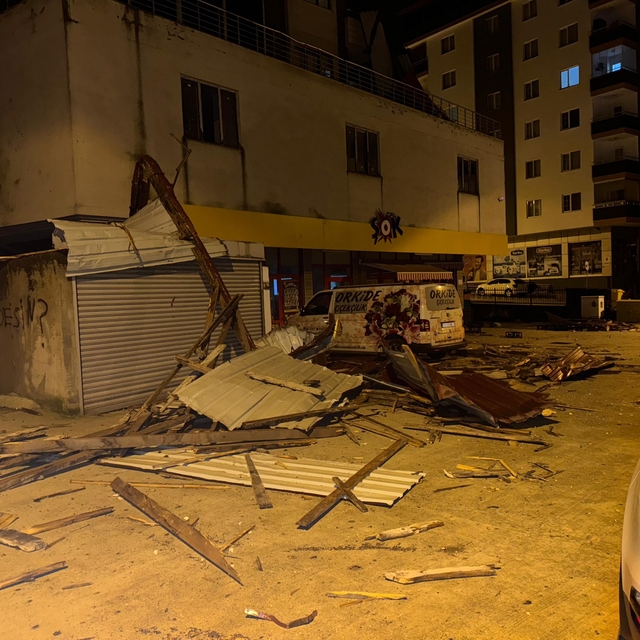 Rize'de fırtına; çatı uçtu, pencere camları kırıldı