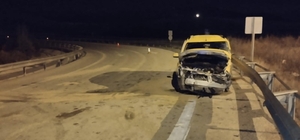 Afyonkarahisar'da "dur" ihtarına uymayan otomobil bariyerlere çarptı, 1 kiş...