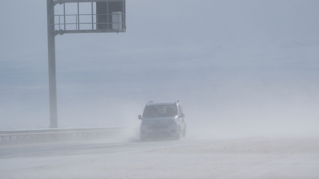 Ardahan ve Kars'ta kar ve tipi ulaşımı aksatıyor