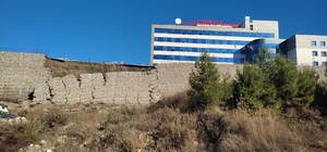 Muğla Seydikemer Devlet Hastanesi'nin istinat duvarı yıkıldı