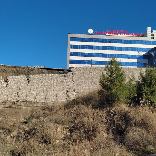 Muğla Seydikemer Devlet Hastanesi'nin istinat duvarı yıkıldı