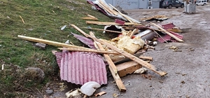 Kars, Erzurum ve Ardahan'da etkili olan kuvvetli fırtına bazı binaların çat...