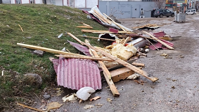 Kars, Erzurum ve Ardahan'da etkili olan kuvvetli fırtına bazı binaların çatılarını uçurdu