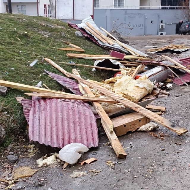 Kars, Erzurum ve Ardahan'da etkili olan kuvvetli fırtına bazı binaların çat...