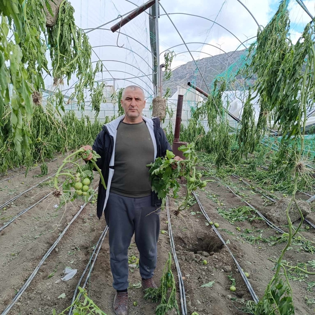 Hatay'da hortum seralarda hasara neden oldu