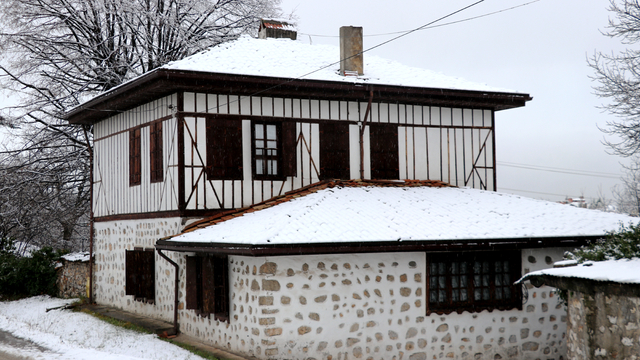 Karabük'te kar ve şiddetli rüzgar etkili oldu