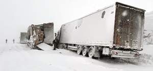 Ardahan'da yoğun kar ve tipi zincirleme trafik kazasına neden oldu
