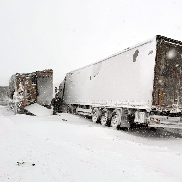 Ardahan'da yoğun kar ve tipi zincirleme trafik kazasına neden oldu